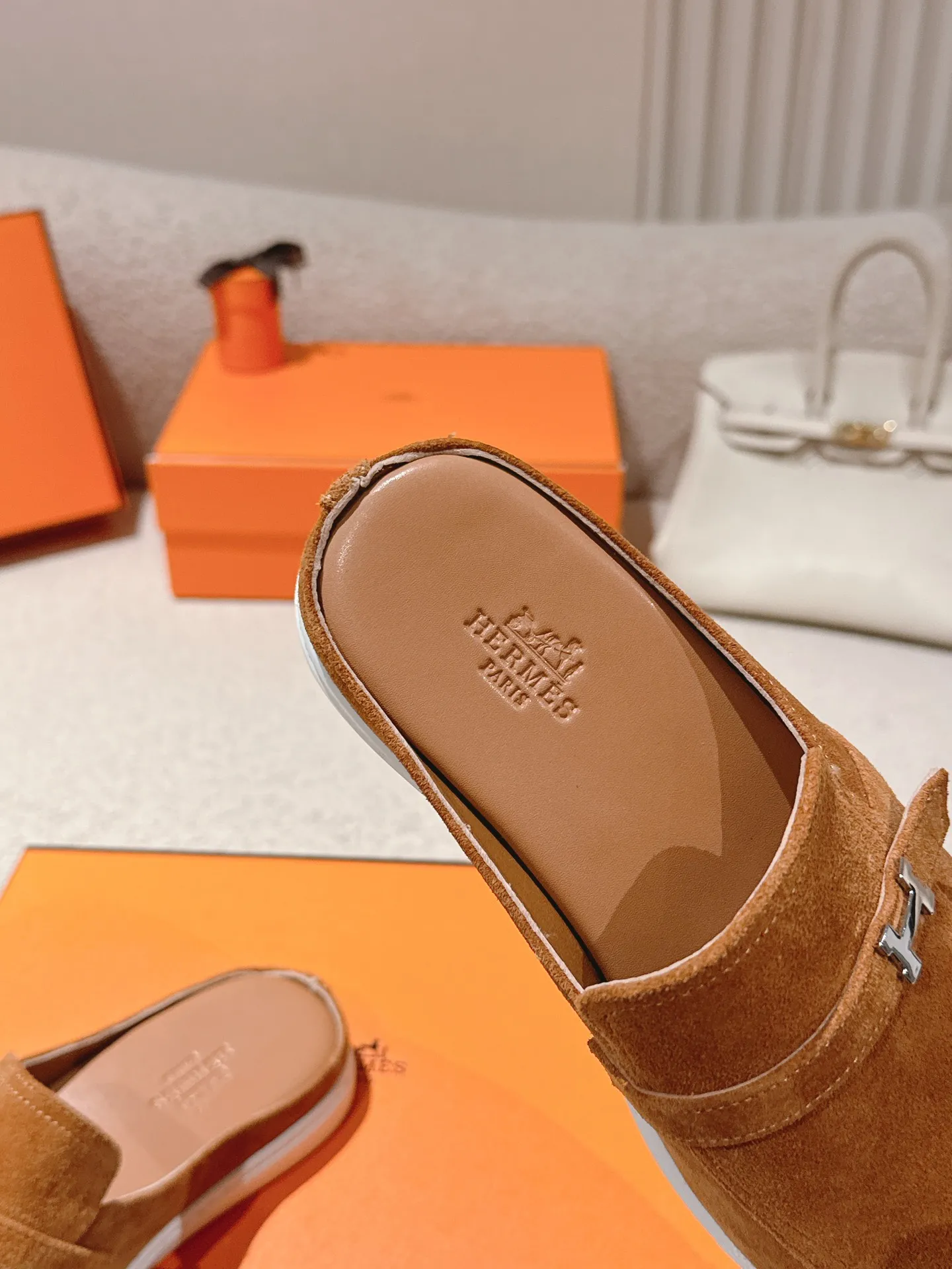 Men's men's shoes 💰560💰 Hermes 25ss new autumn and winter loafers, British retro design, classic and durable! Original reverse mold last, the ultimate 1:1 shape. Fabric: Cow suede/calfskin Lining: Imported sheepskin lining Outsole: Open-molded rubber sole Size: 35-45